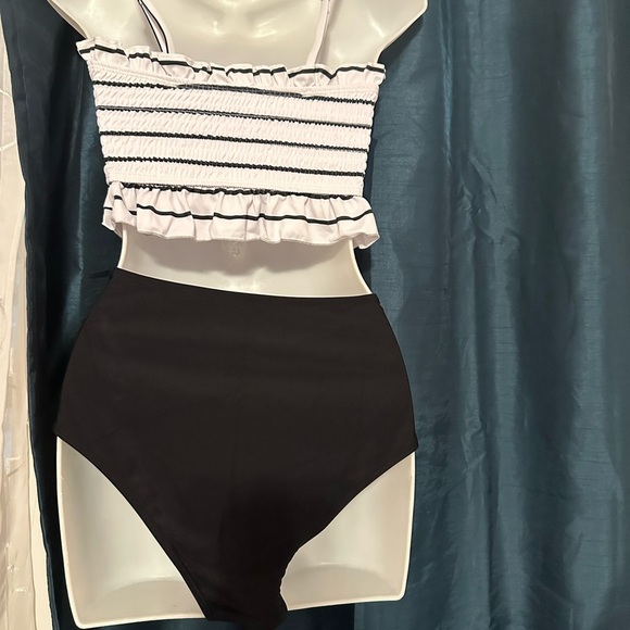 Source Unknown Black and White Ruffled Swim Set - Picture 2 of 2